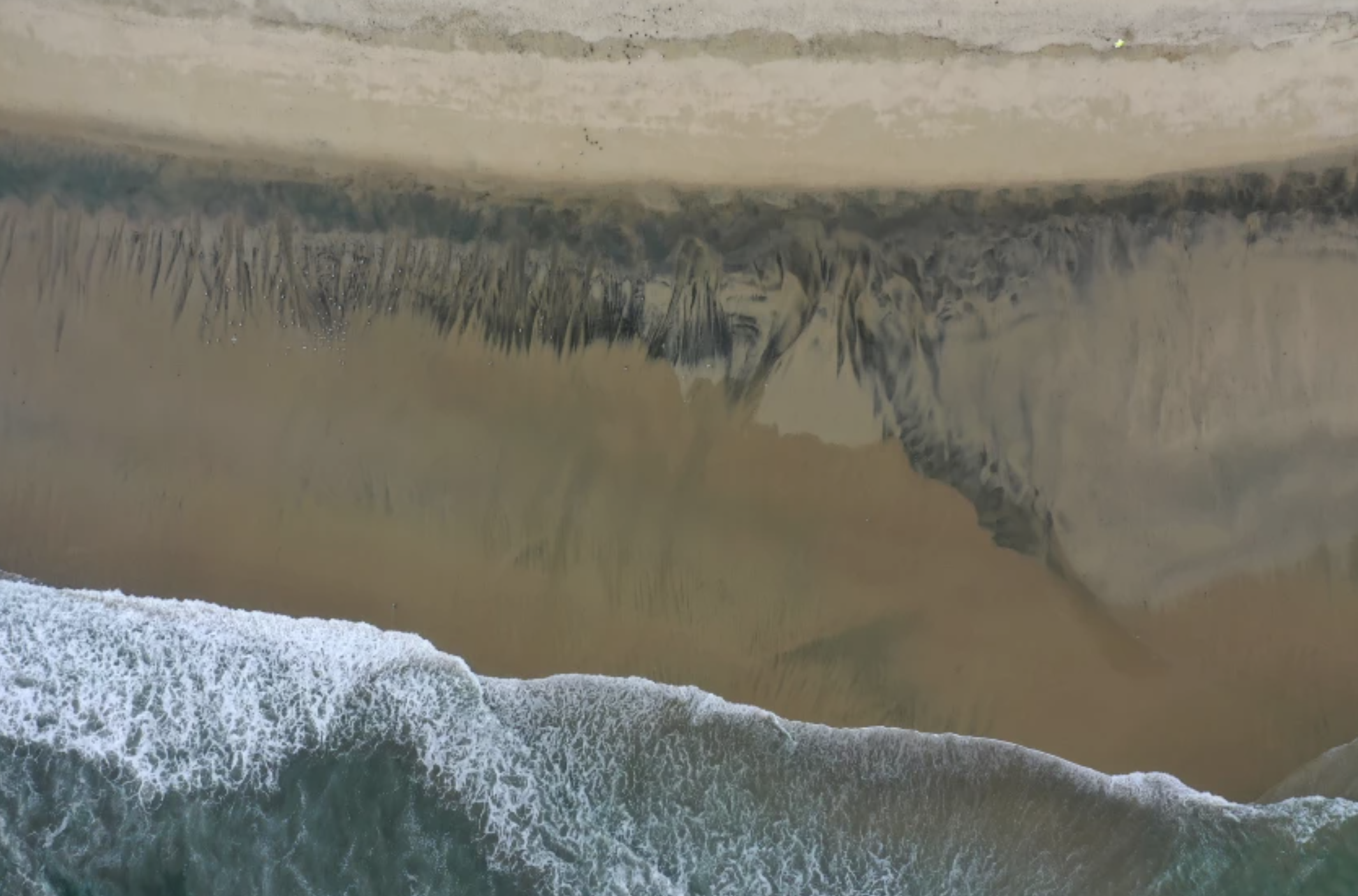 A federal investigation into the major oil spill off the coast of Huntington Beach has stalled while investigators wait for permission to cut apart and remove a portion of the damaged pipeline. (Allen J. Schaben/Los Angeles Times)