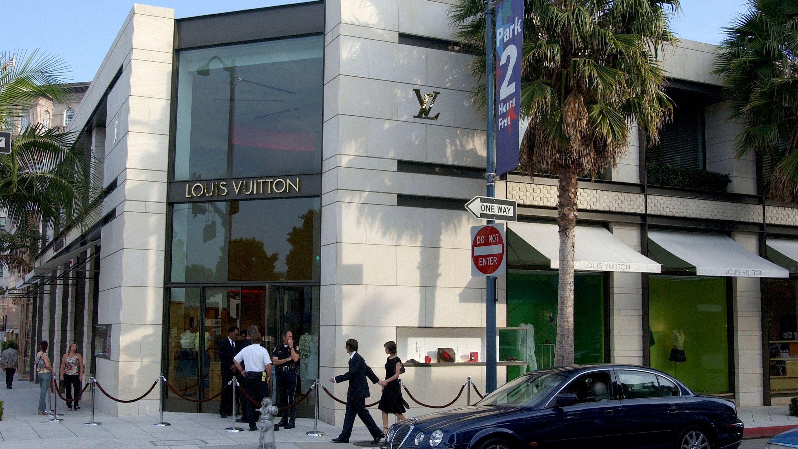 Guests arrive for a reception at the Louis Vuitton store on Rodeo Drive in Beverly Hills, California on May 22, 2003. (Vince Bucci/Getty Images)