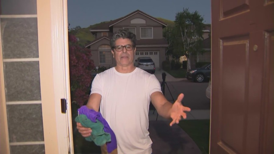 Oak Park resident Sal Mercado said he discovered a pair of burglars who were part of a South American theft group when he returned home on April 1, 2022. (KTLA)