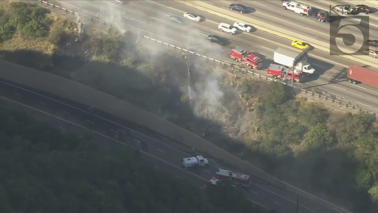 Firefighters battled flare-ups along the 405 Freeway on May 12, 2022. (KTLA)