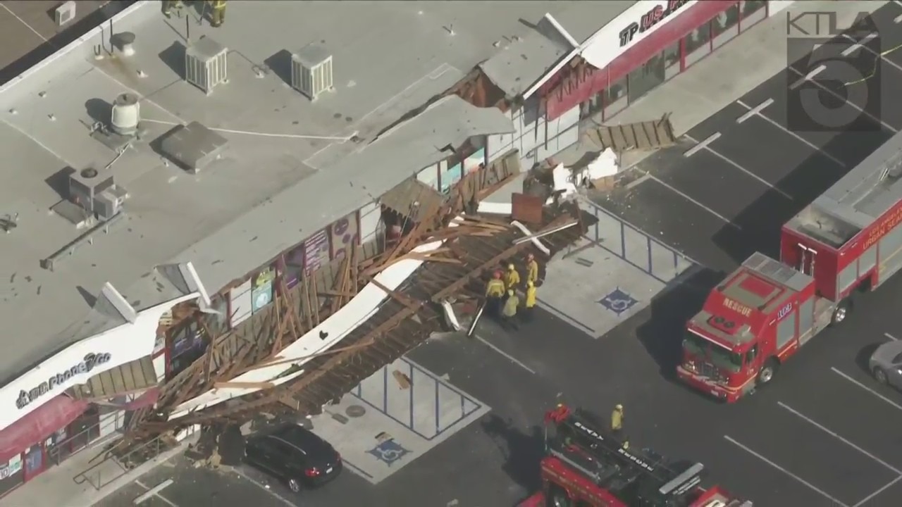 The façade of a strip mall in Temple City collapsed on May 25, 2022. (KTLA)