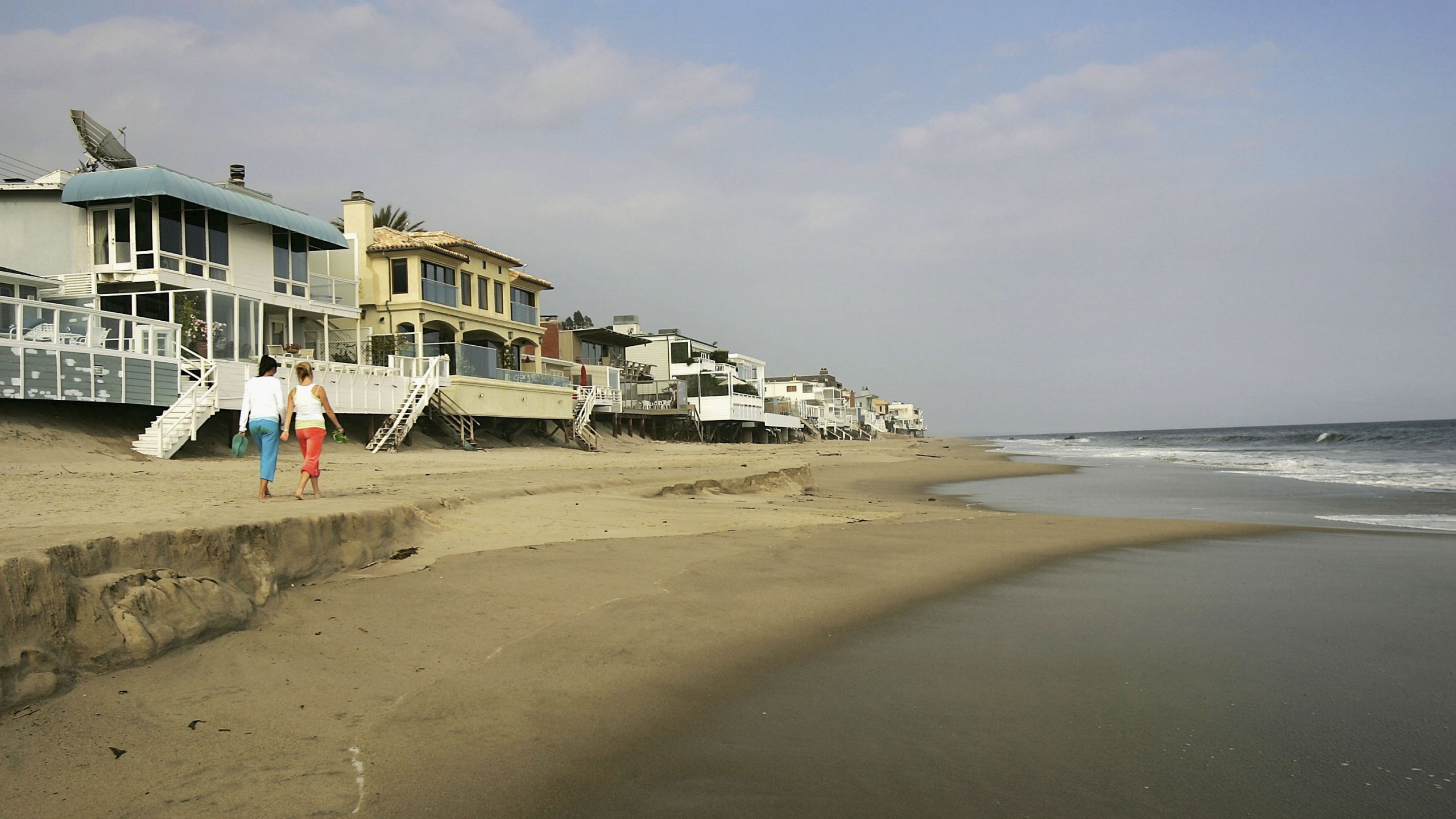 Luxurious beach houses are seen on the shoreline on April 18, 2005 in Malibu, California.(David McNew/Getty Images)