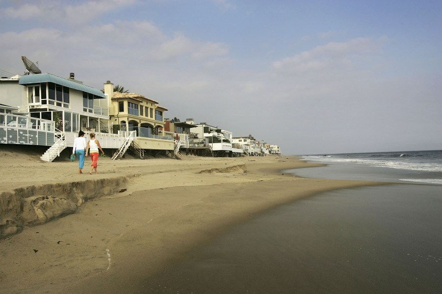 Luxurious beach houses are seen on the shoreline on April 18, 2005 in Malibu, California.(David McNew/Getty Images)