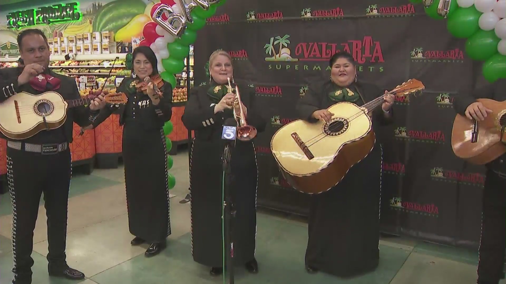 Mariachi music welcomed shoppers at Vallerta Supermarkets on June 19, 2022, for Father's Day. (KTLA)