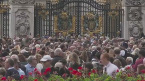 Mourners gather at Buckingham Palace