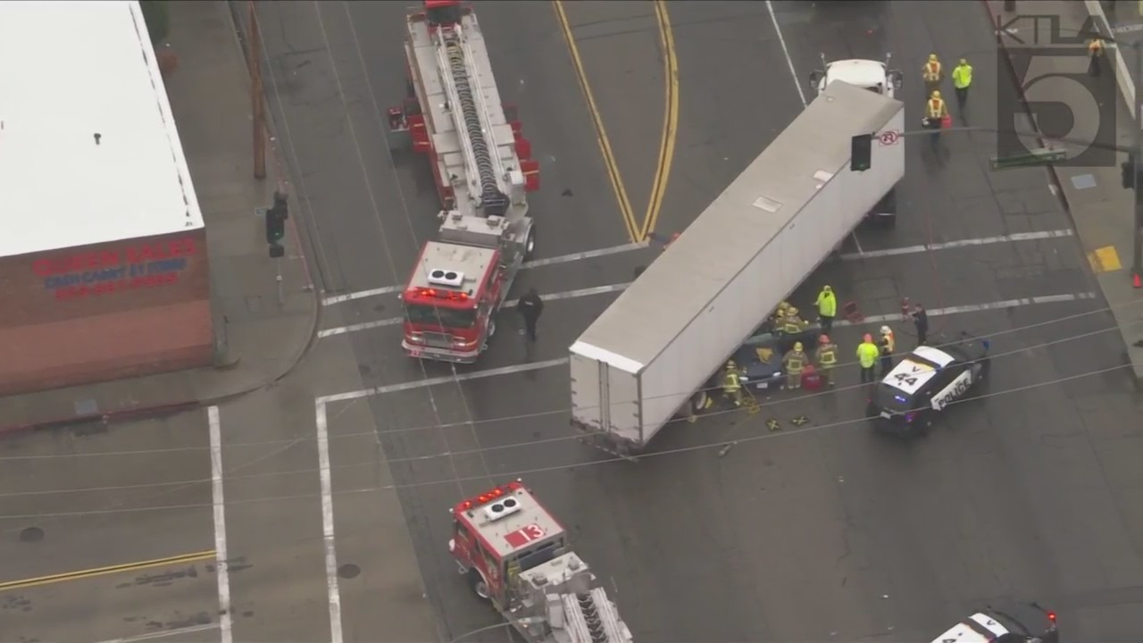 One killed after semi-truck crash in Vernon on Dec. 27, 2022. (KTLA)