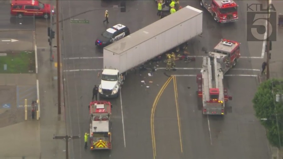 One killed after semi-truck crash in Vernon on Dec. 27, 2022. (KTLA)