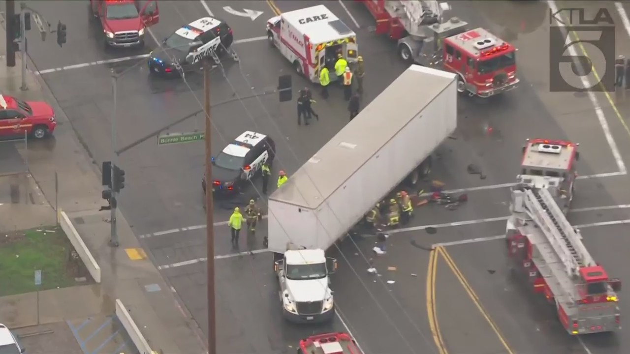 One killed after semi-truck crash in Vernon on Dec. 27, 2022. (KTLA)