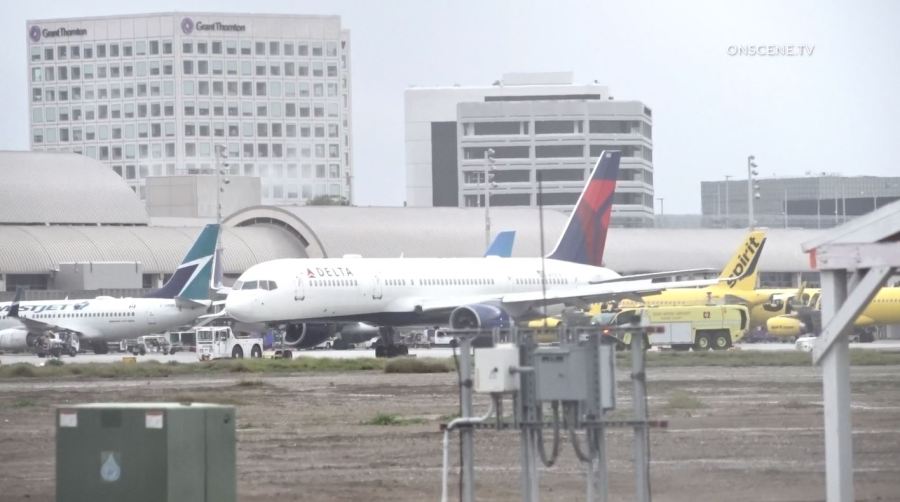 Delta Airlines plane being towed to a boarding gate after an engine caught on fire moments before takeoff on Jan. 10, 2023. (OnScene.TV)