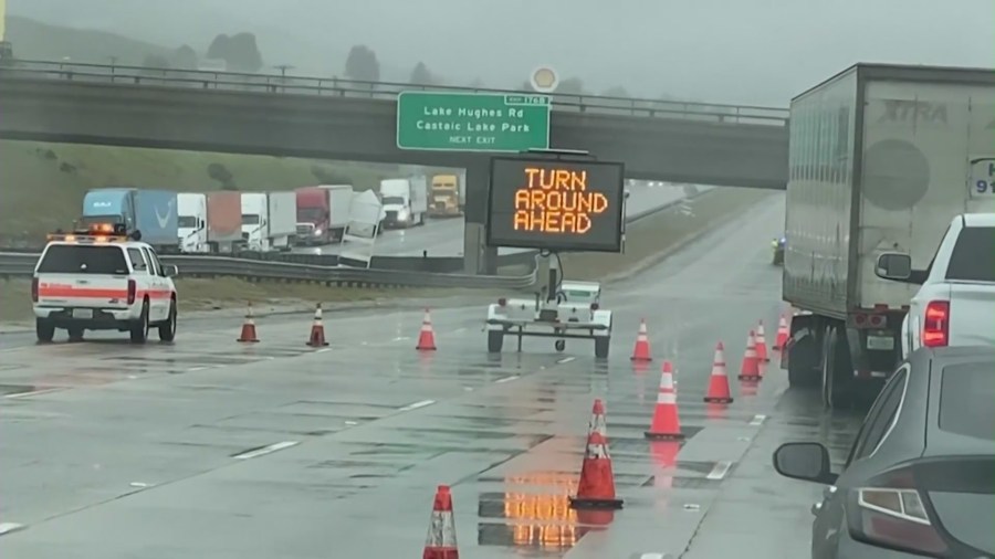 Heavy snowfall shuts down roads in the Grapevine as a winter storm batters Southern California. (KTLA)