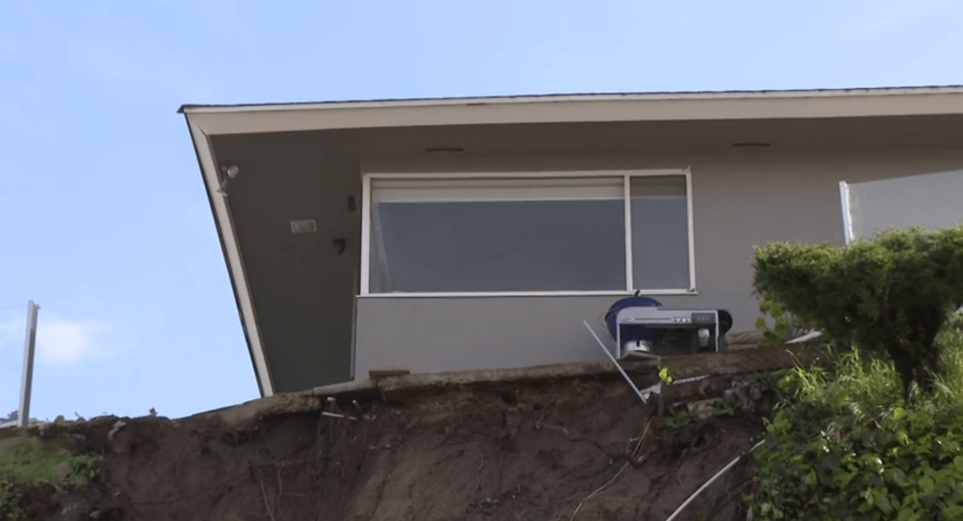 A home in Baldwin Hills seen precariously close to the edge of a ridge after heavy rains caused a mudslide Mar. 15, 2023 (KTLA).