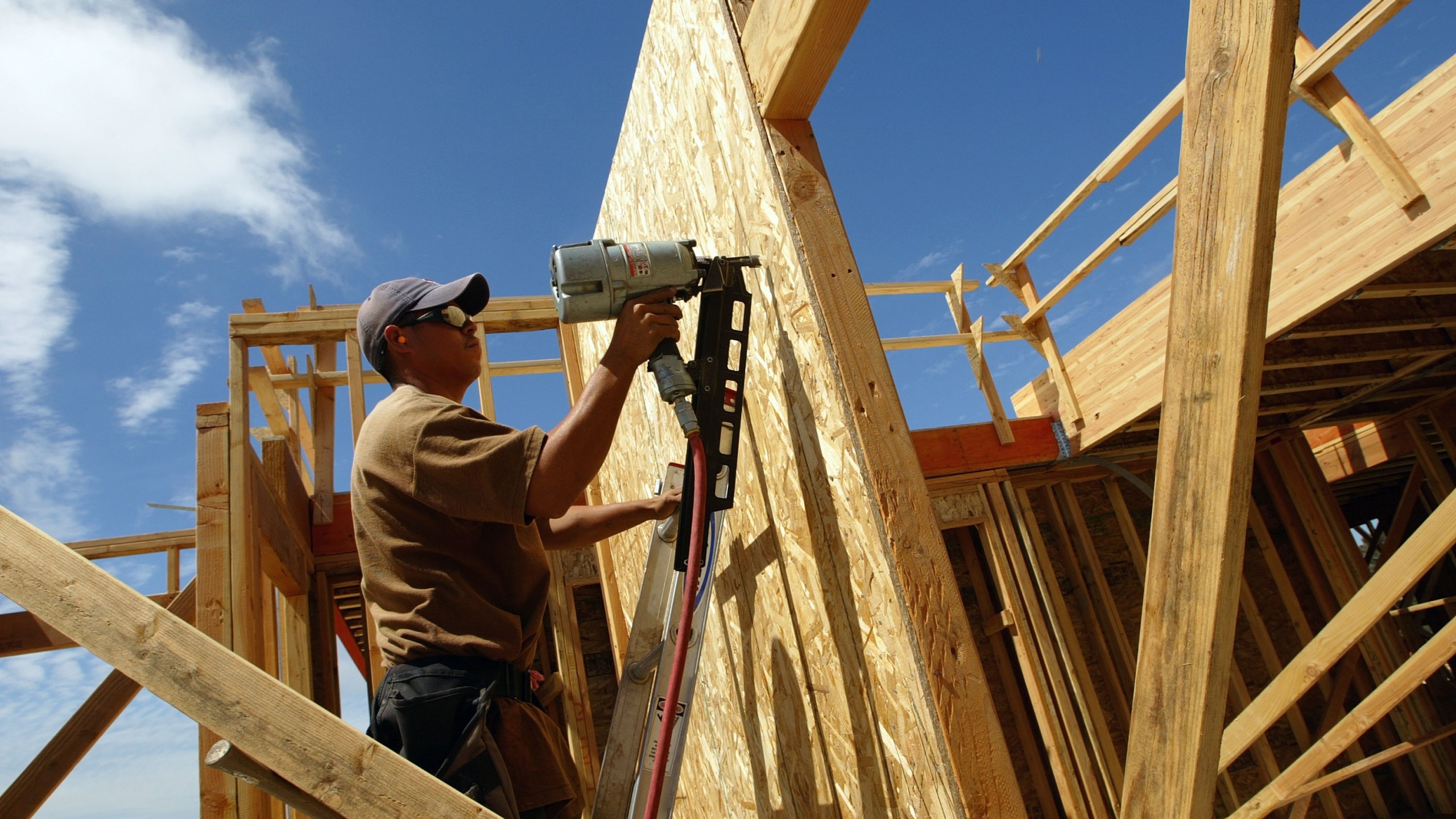 A construction worker works on the framing of a new home August 19, 2003 in Rodeo, California. (Justin Sullivan/Getty Images)