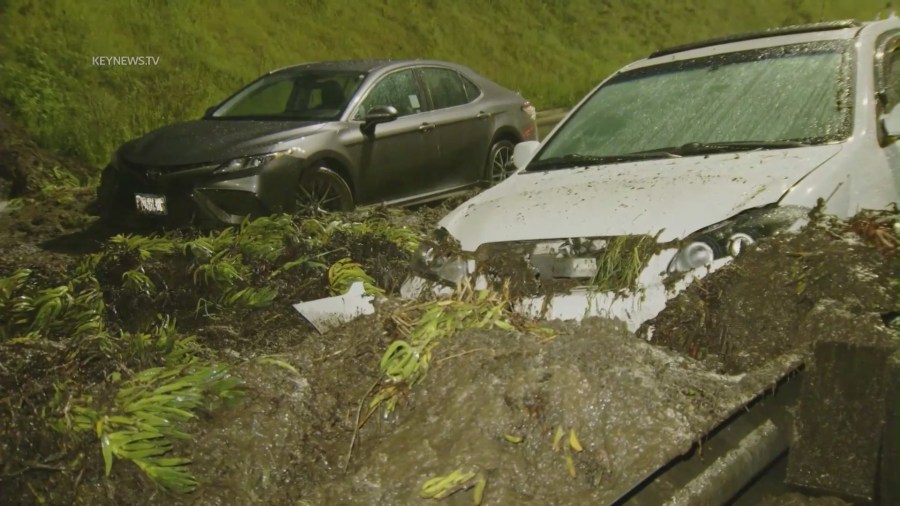 Mudslides trapped vehicles in Baldwin Hills on March 15, 2023. (KeyNews.TV)