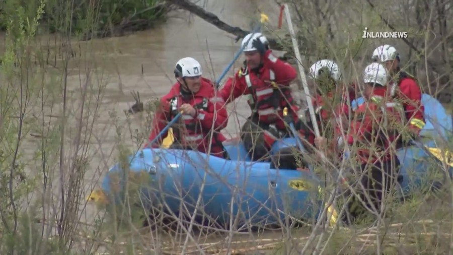 Drivers rescued from flooded Santa Ana River in Jurupa Valley.(Inland News)