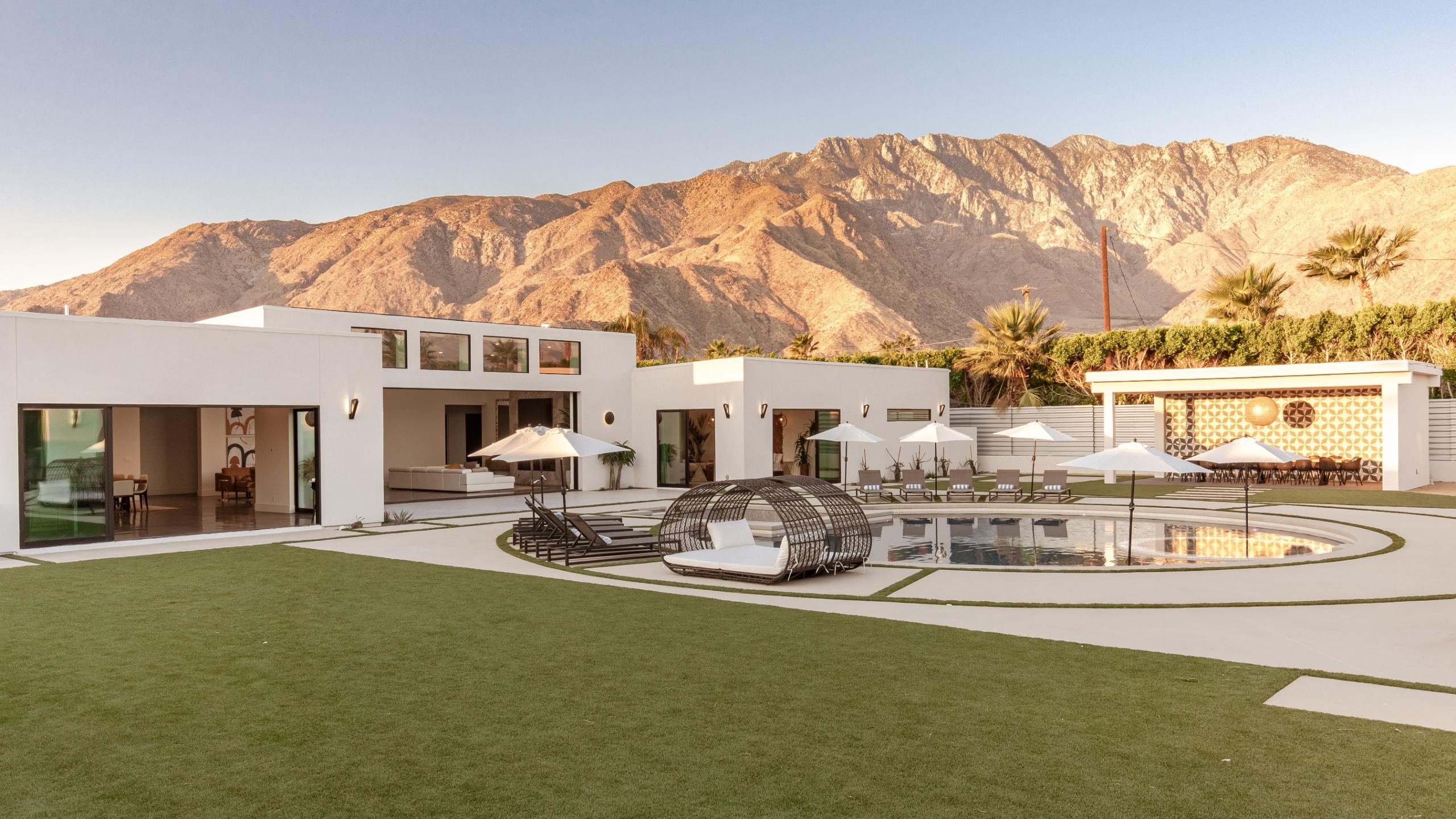 This expansive desert property in Palm Springs was voted the best vacation rental home of 2023 by Vrbo. (Vrbo/PRNewswire)