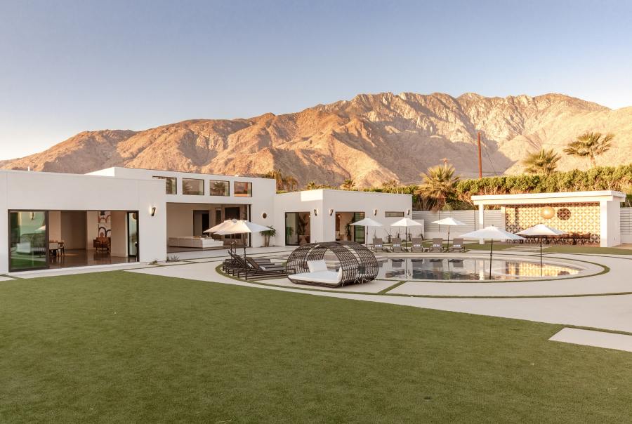 This expansive desert property in Palm Springs was voted the best vacation rental home of 2023 by Vrbo. (Vrbo/PRNewswire)