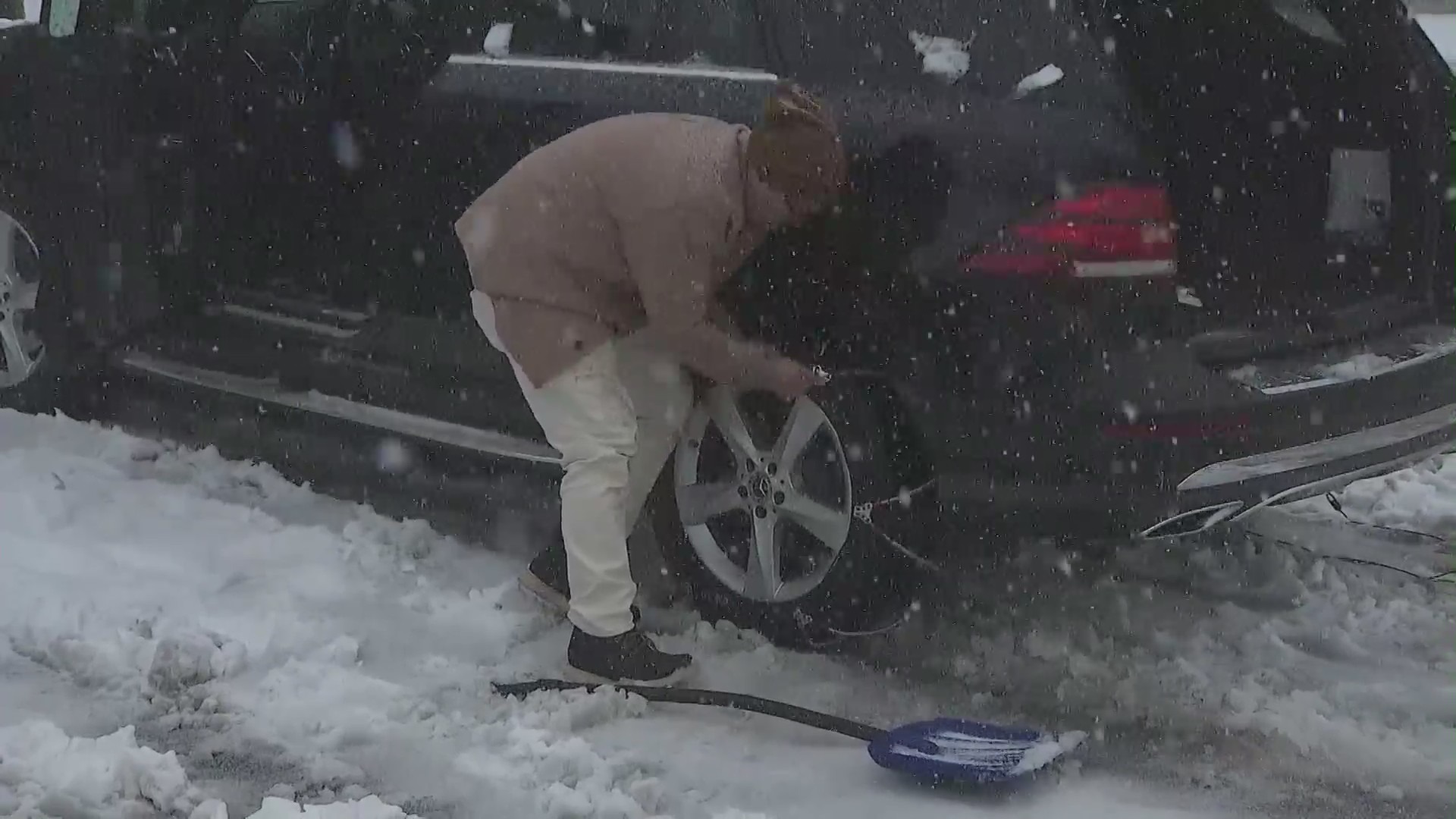 Springtime snowfall blankets Running Springs in Southern California on May 4, 2023. (KTLA)