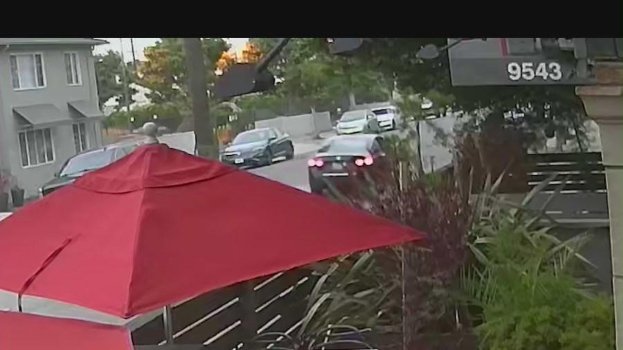 Video captured the getaway car used after a thief snatches a woman's purse hanging on a dining chair at a Culver City restaurant on May 14, 2023. (Akasha)