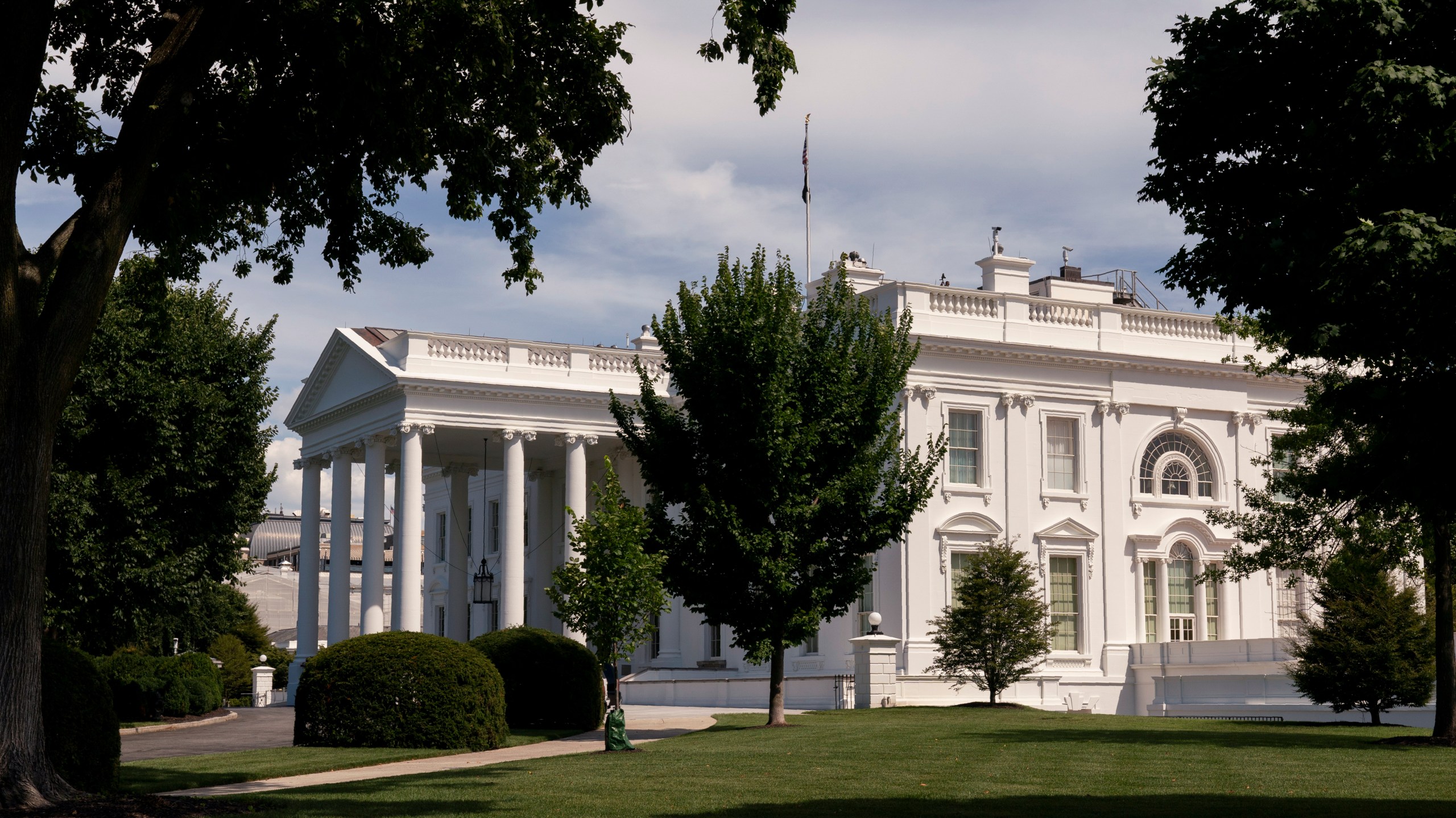 FILE - The White House is seen, July 30, 2022, in Washington. No fingerprints or DNA turned up on the baggie of cocaine found in the West Wing lobby last week despite a sophisticated FBI crime lab analysis, and surveillance footage of the area didn’t identify a suspect, according to summary of the Secret Service investigation obtained by The Associated Press. There are no leads on who brought the drugs into the White House. (AP Photo/Manuel Balce Ceneta, File)