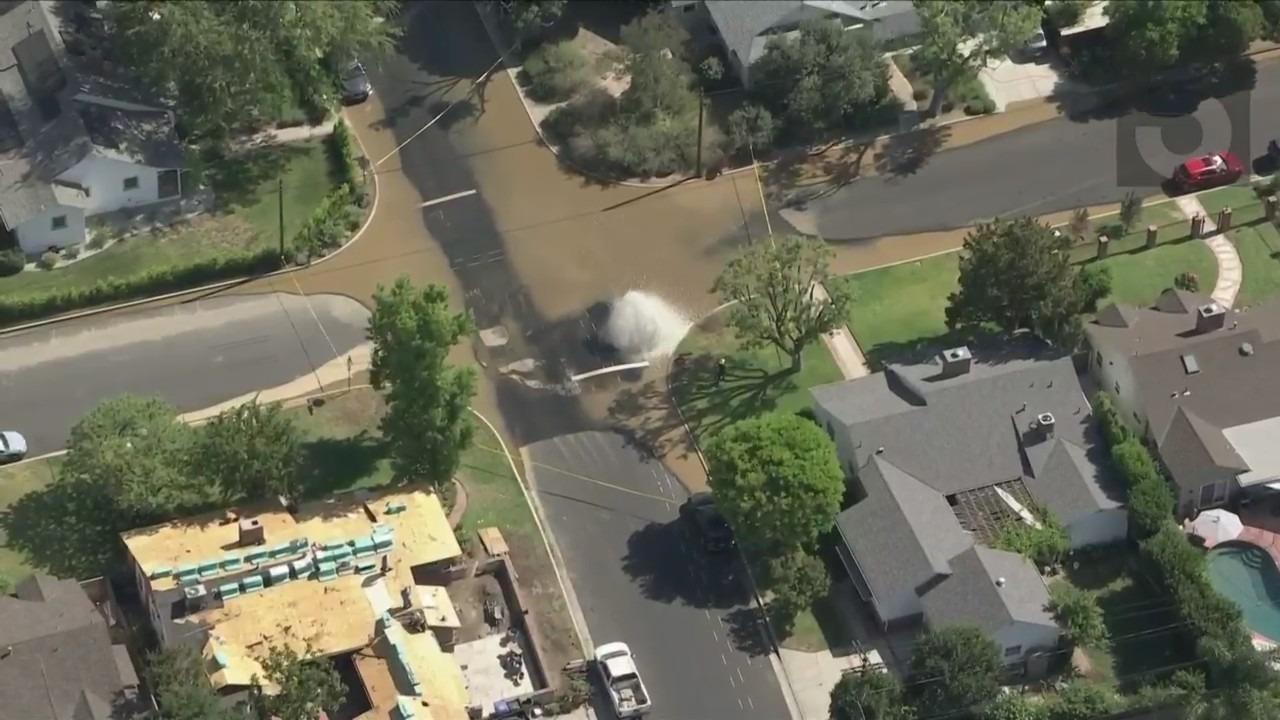 A massive water main break flooded a neighborhood in Sherman Oaks on July 28, 2023. (KTLA)