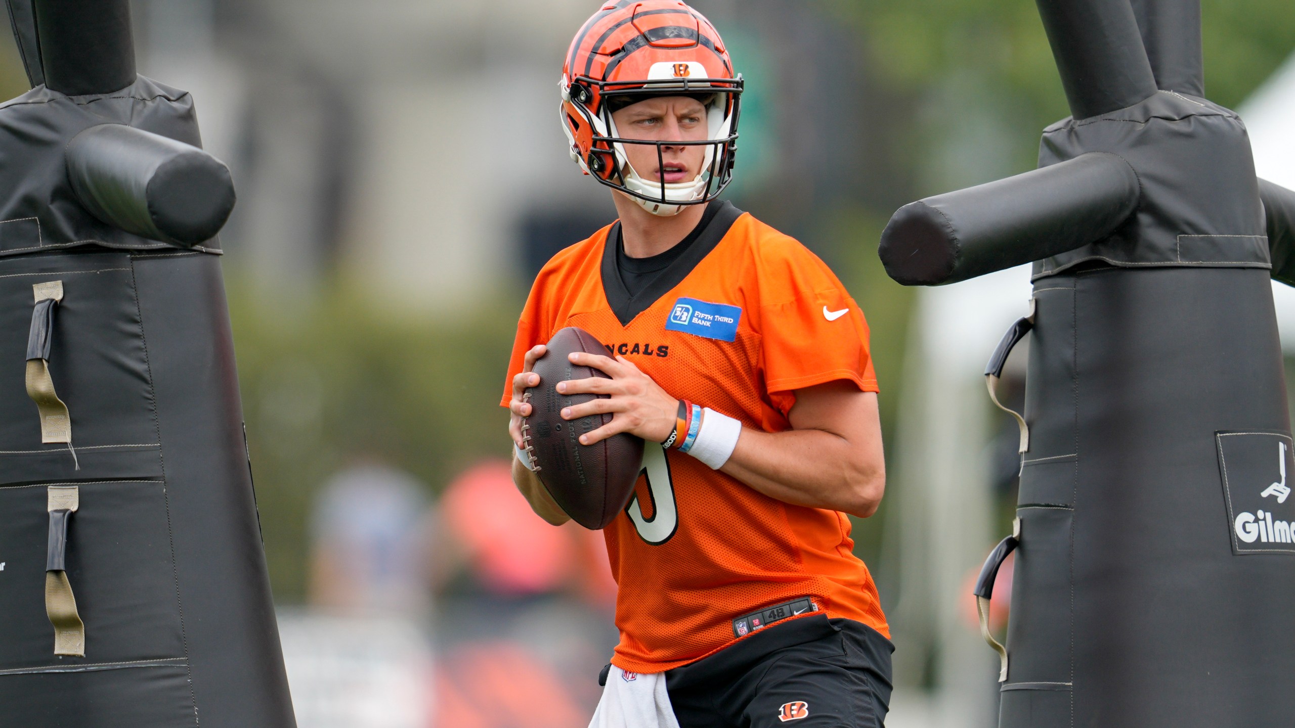 ARCHIVO - Foto del 27 de julio del 2023, el quarterback de los Bengals de Cincinnati Joe Burrow realiza un ejercicio durante el campamento de entrenamiento. El miércoles 30 de agosto del 2023, Burrow regresa a los entrenamientos tras un mes fuera por lesión. (AP Foto/Jeff Dean, Archivo)