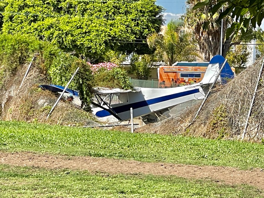 Small plane crashes in Compton 