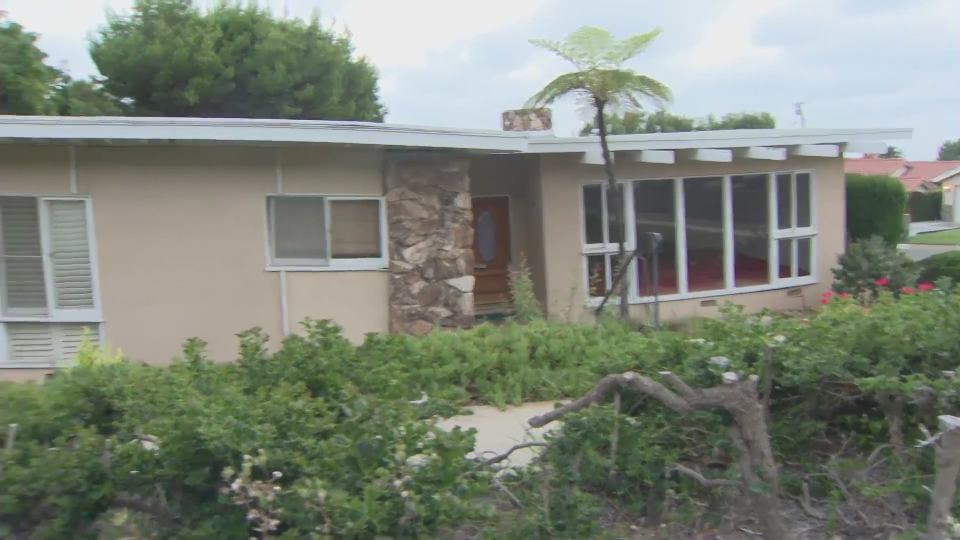 Residents on Palos Verdes Peninsula concerned after 2 homes red tagged due to shifting soil