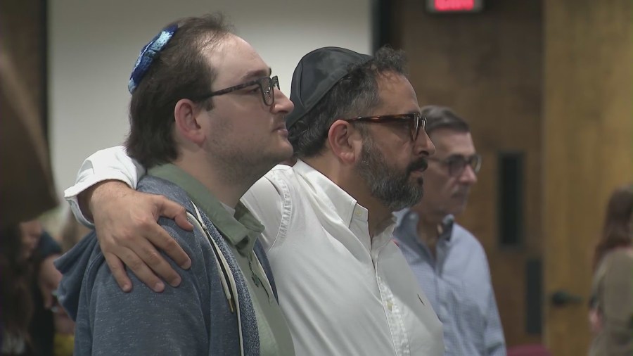 A vigil held at Temple Etz Chaim in Thousand Oaks on Nov. 8, 2023 to remember 69-year-old Paul Kessler, a Jewish man who died after an altercation with a pro-Palestinian demonstrator in Thousand Oaks on Nov. 5, 2023. (KTLA)