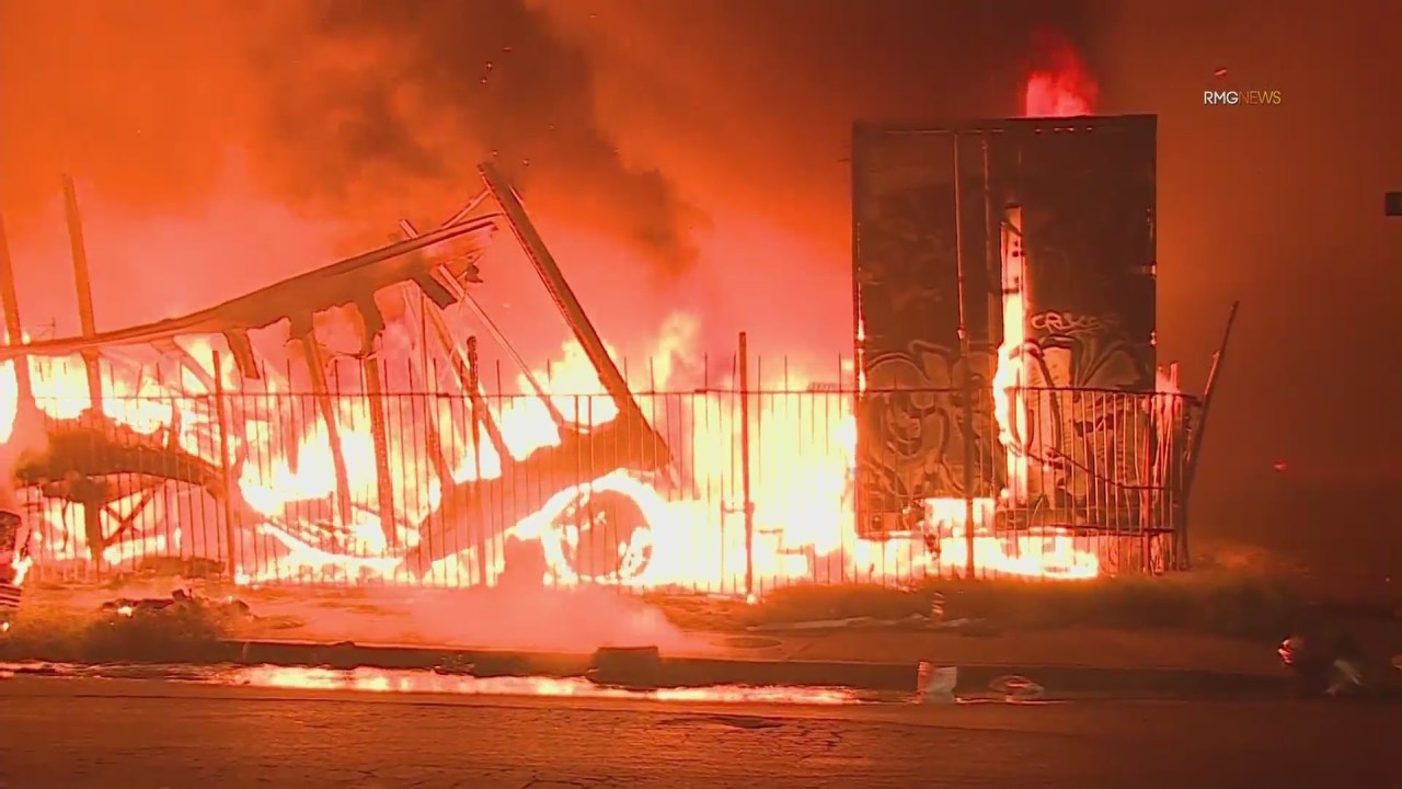 10 Freeway shut down in downtown L.A. due to massive fire