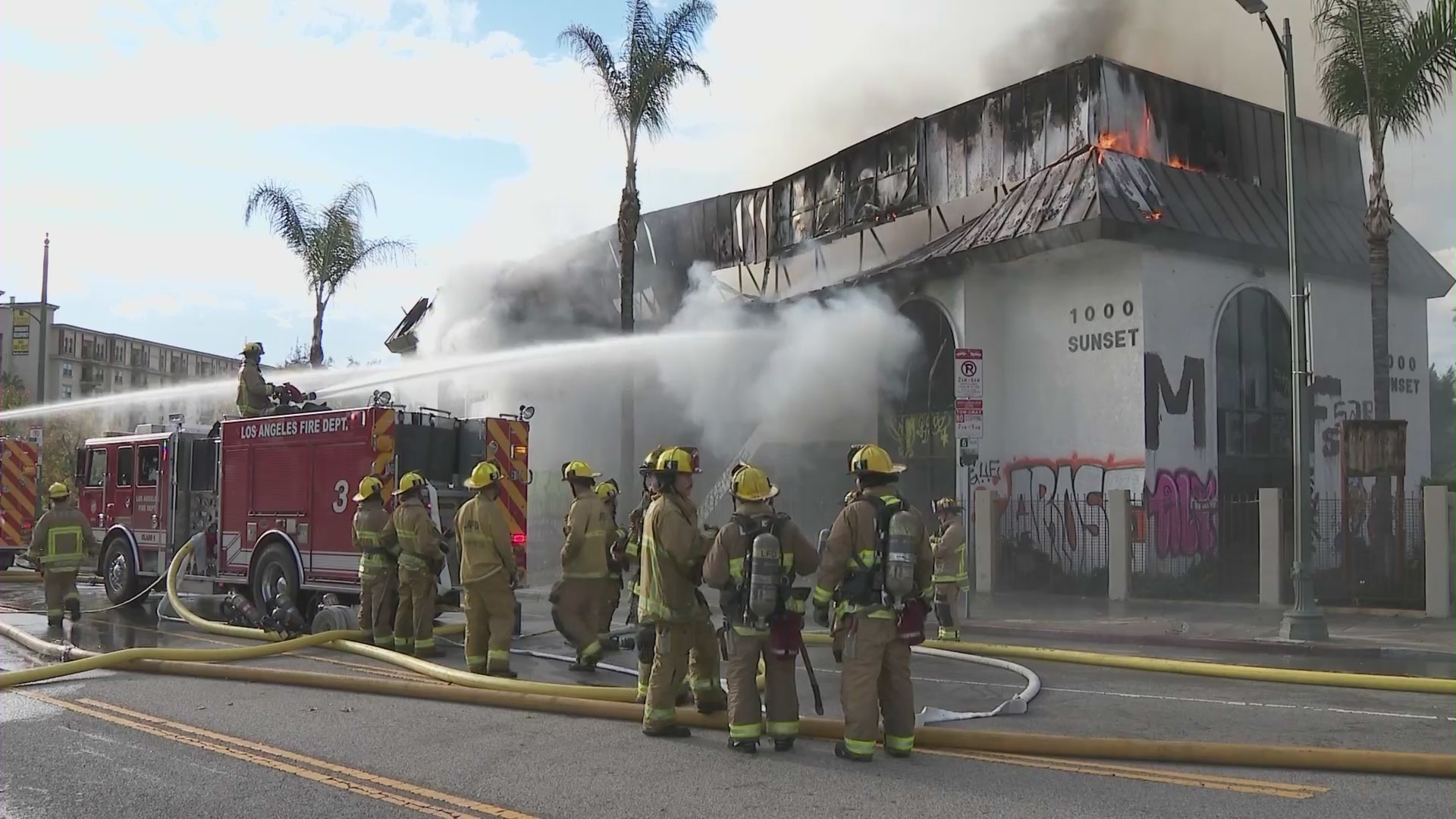 Flames and heavy smoke engulf an abandoned office building downtown Los Angeles on Dec. 22, 2023. (KTLA)