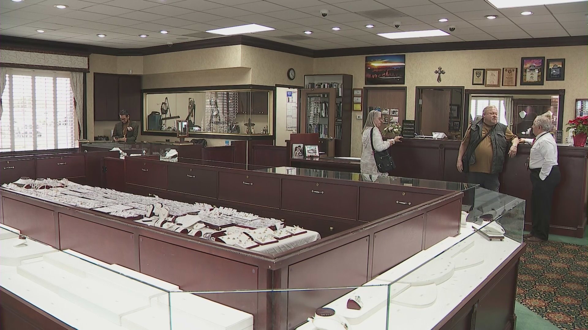 Ozel Jewelers in Victorville, California. (KTLA)