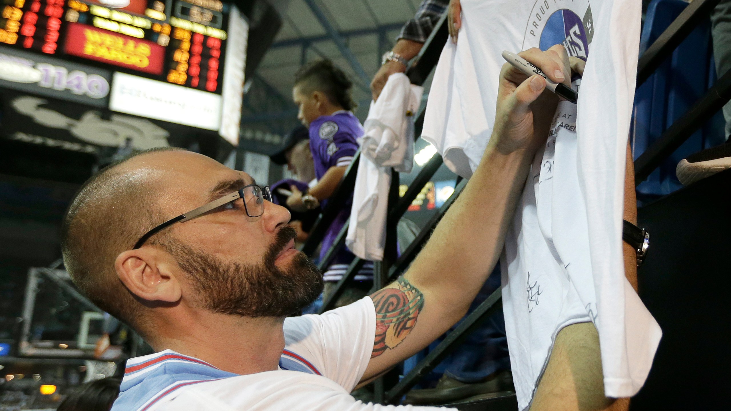 FILE - Former Sacramento Kings player Scot Pollard signs an autograph during the half time of the Kings NBA basketball game against the Oklahoma City Thunder, Saturday, April 9, 2016, in Sacramento, Calif. NBA champion and “Survivor” contestant Scot Pollard has had a heart transplant, his wife said on social media on Friday, Feb. 16, 2024. (AP Photo/Rich Pedroncelli, File)