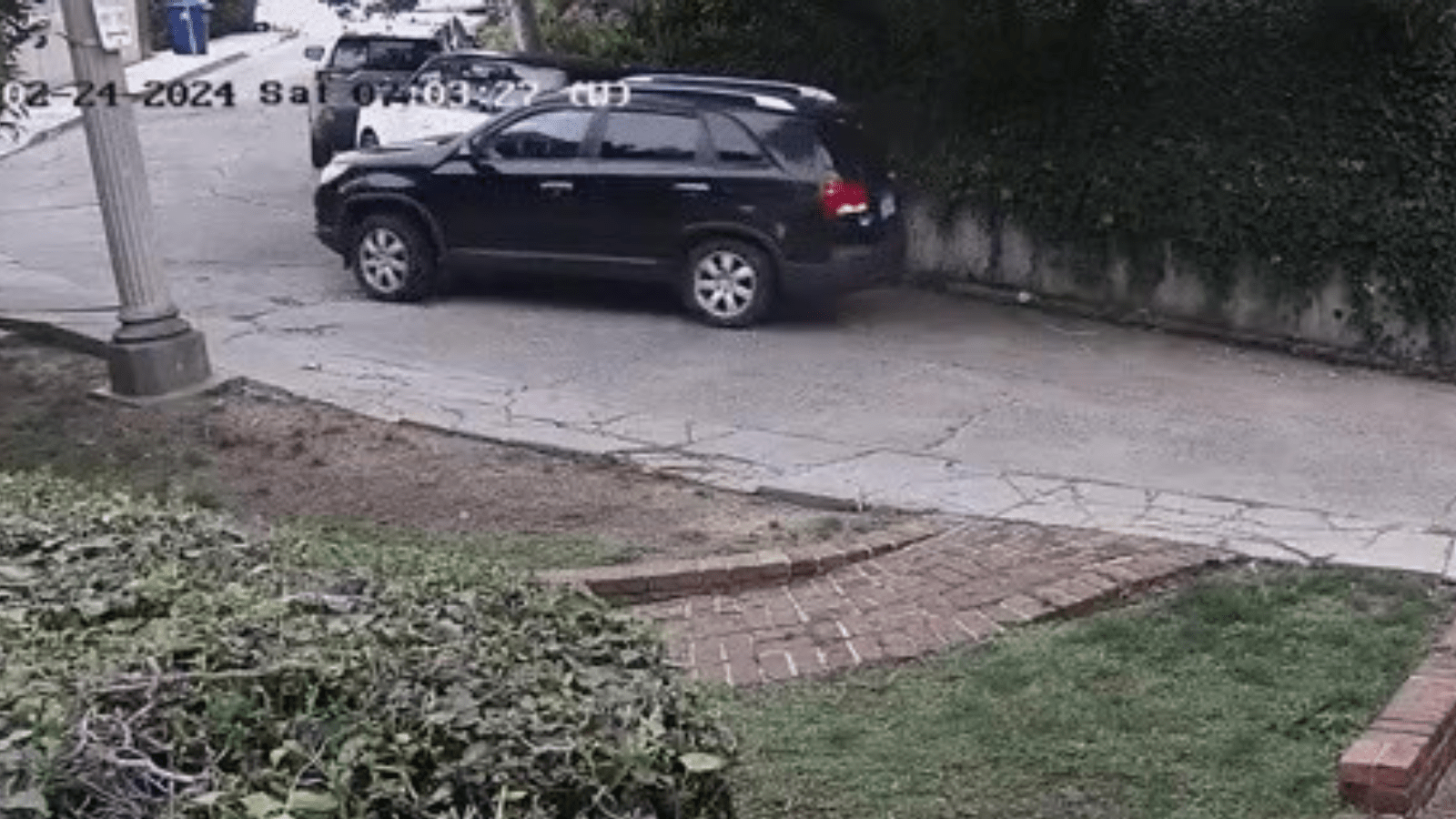 Video shows brazen thieves steal car from quiet street in Hollywood Hills 