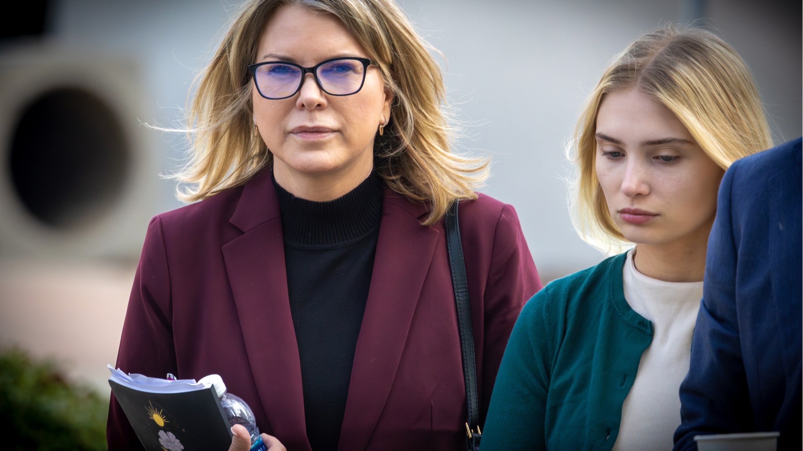 VAN NUYS, CA - FEBRUARY 14: Rebecca Grossman, left, and daughter heads to Van Nuys Courthouse West Van Nuys, CA. (Irfan Khan / Los Angeles Times via Getty Images)