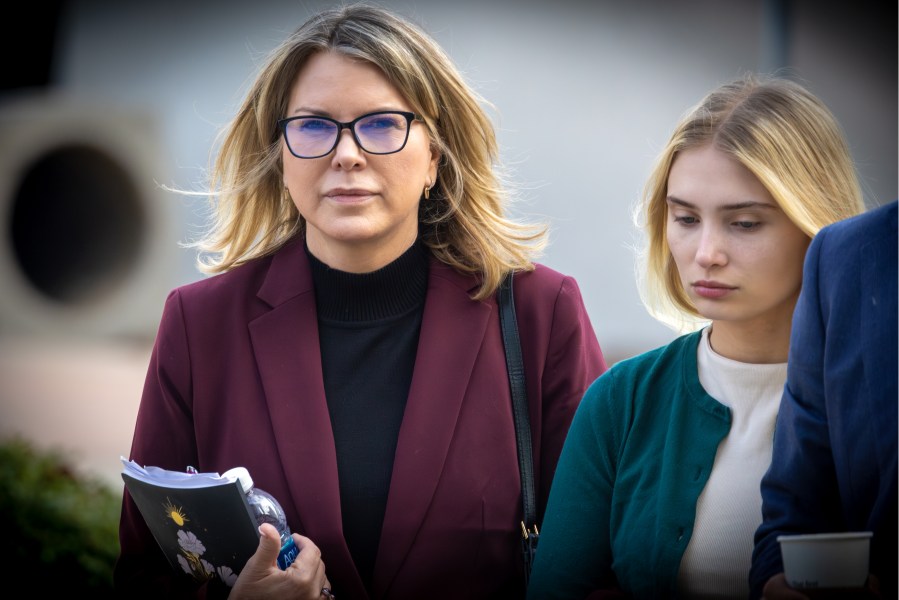 VAN NUYS, CA - FEBRUARY 14: Rebecca Grossman, left, and daughter heads to Van Nuys Courthouse West Van Nuys, CA. (Irfan Khan / Los Angeles Times via Getty Images)