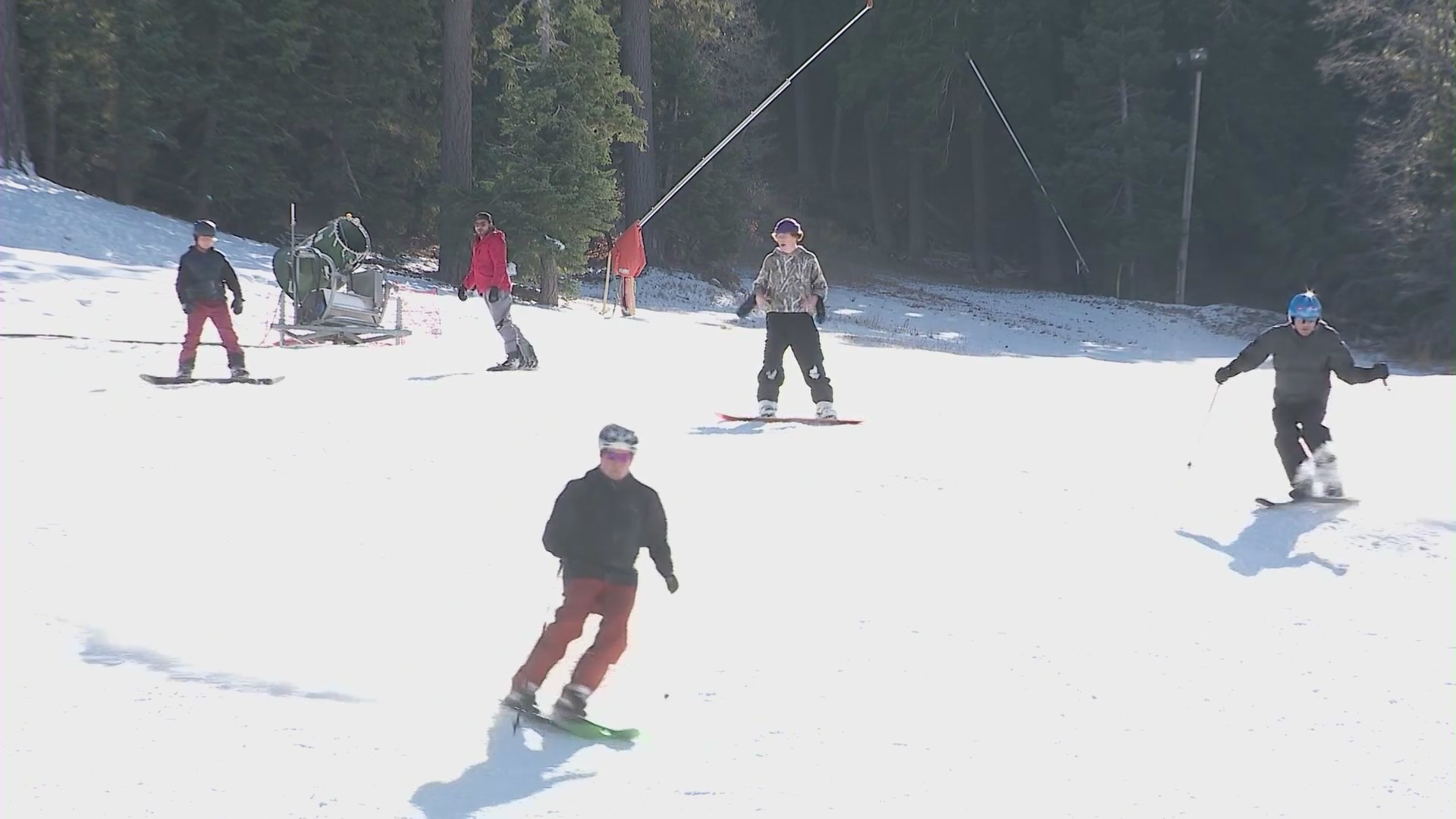 Snowboarders enjoying the slopes at Mountain High Resort in Wrightwood, California. (KTLA)