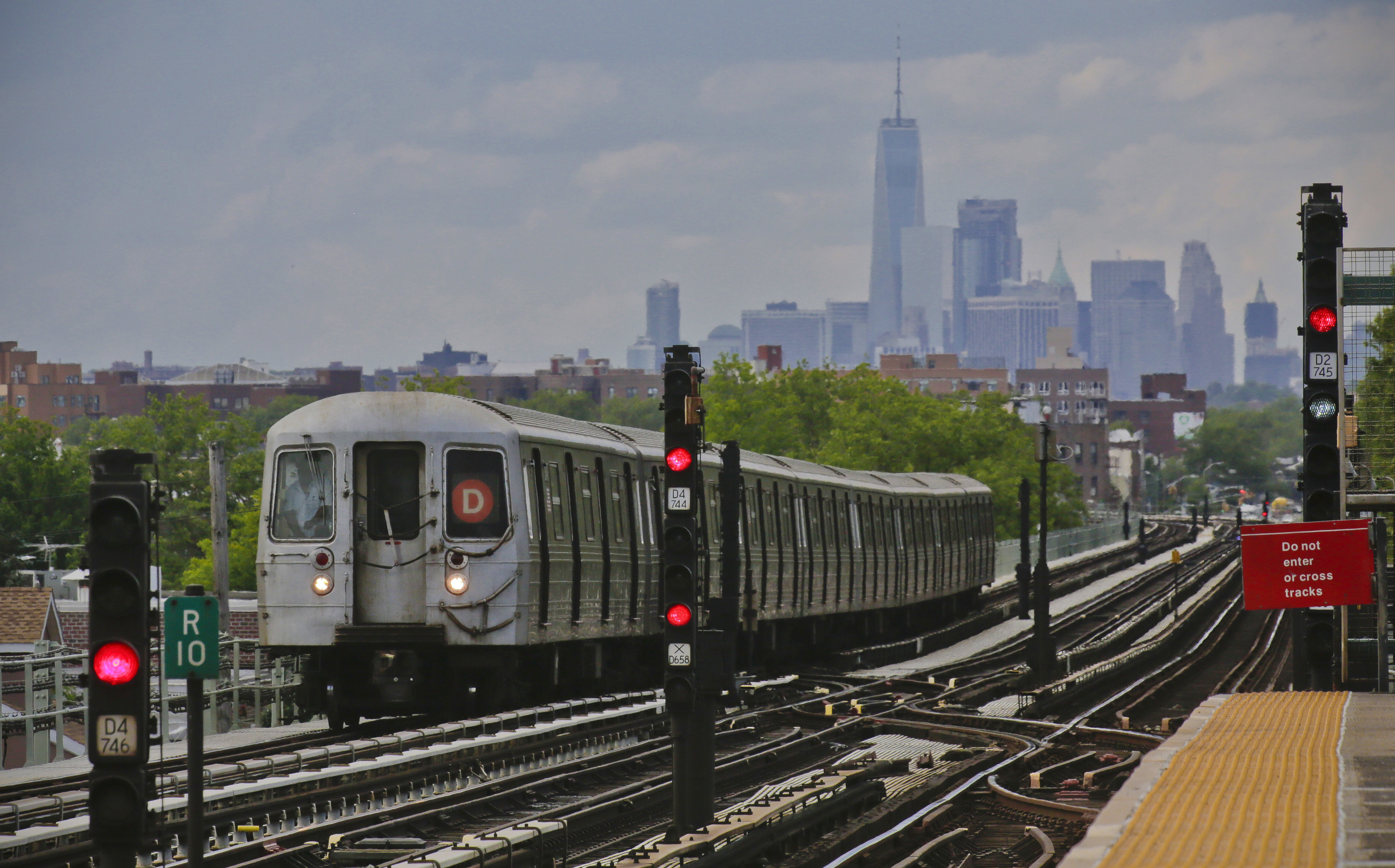 FILE - A subway approaches an above ground station in the Brooklyn borough of New York with the New York City skyline in the background, June 21, 2017. The ground rumbled Friday, April 5, 2024, beneath New York City, home to famous skyscrapers like the Empire State Building and One World Trade Center. Though buildings that can reach above 100 stories might seem especially vulnerable to earthquakes, engineering experts say they're built with enough flexibility to withstand them.(AP Photo/Bebeto Matthews, File)