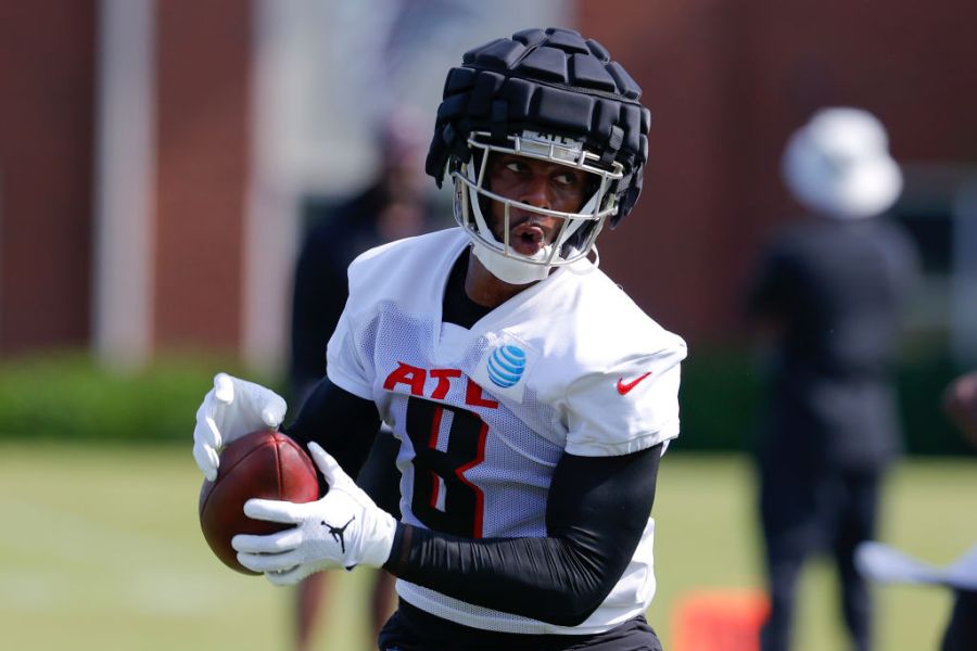 Kyle Pitts of Atlanta Falcons runs through a drill while wearing a Guardian protective helmet cap during a training camp practice on July 27, 2022 in Flowery Branch, Georgia. (Getty Images)