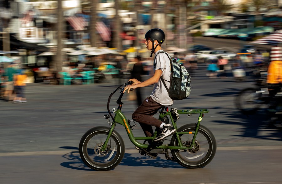 HERMOSA BEACH, CA-NOVEMBER 10, 2023, 2023:A person rides his e-bike on the Strand in Hermosa Beach. In Hermosa Beach, it's against city code to use electric power on the Strand, but many e-bike riders do so anyway.  (Mel Melcon / Los Angeles Times via Getty Images)