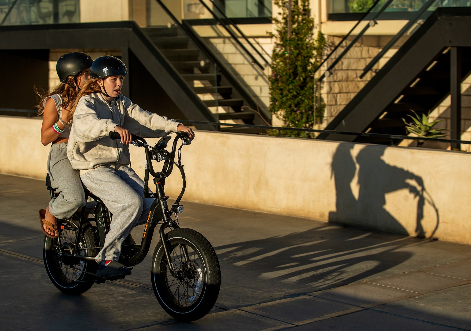 HERMOSA BEACH, CA-NOVEMBER 10, 2023, 2023:People ride an e-bike on the Strand in Hermosa Beach. In Hermosa Beach, it's against city code to use electric power on the Strand, but many e-bike riders do so anyway. (Mel Melcon / Los Angeles Times via Getty Images)