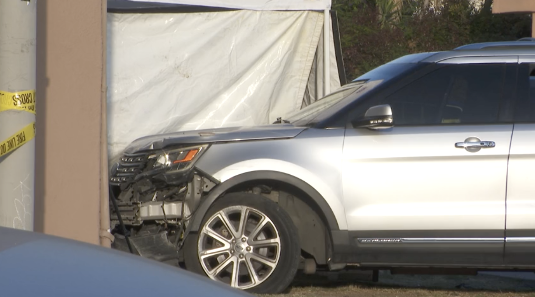 Crash in L.A. fatally pins pedestrian against building