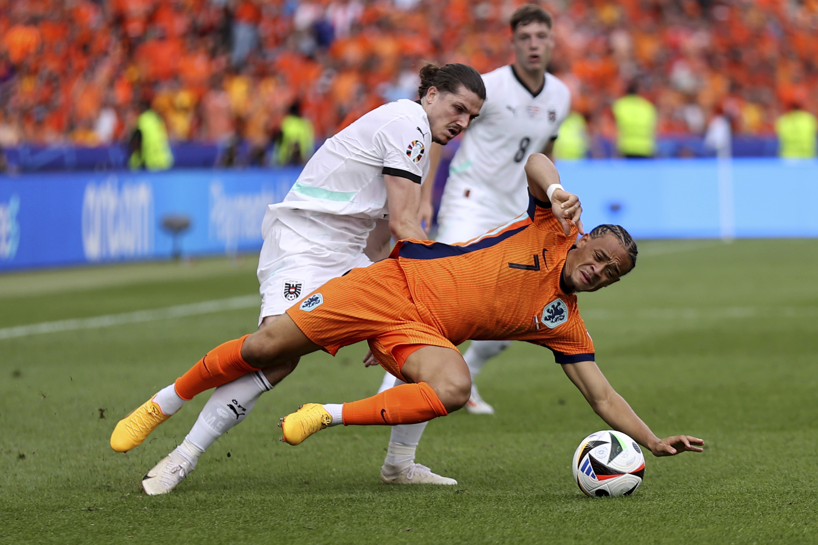 Austria's Marcel Sabitzer, left, and Netherland's Xavi Simons battle for the ball during a Group D match between Netherlands and Austria at the Euro 2024 soccer tournament in Berlin, Germany, Tuesday, June 25, 2024. (Soeren Stache/dpa/dpa via AP)