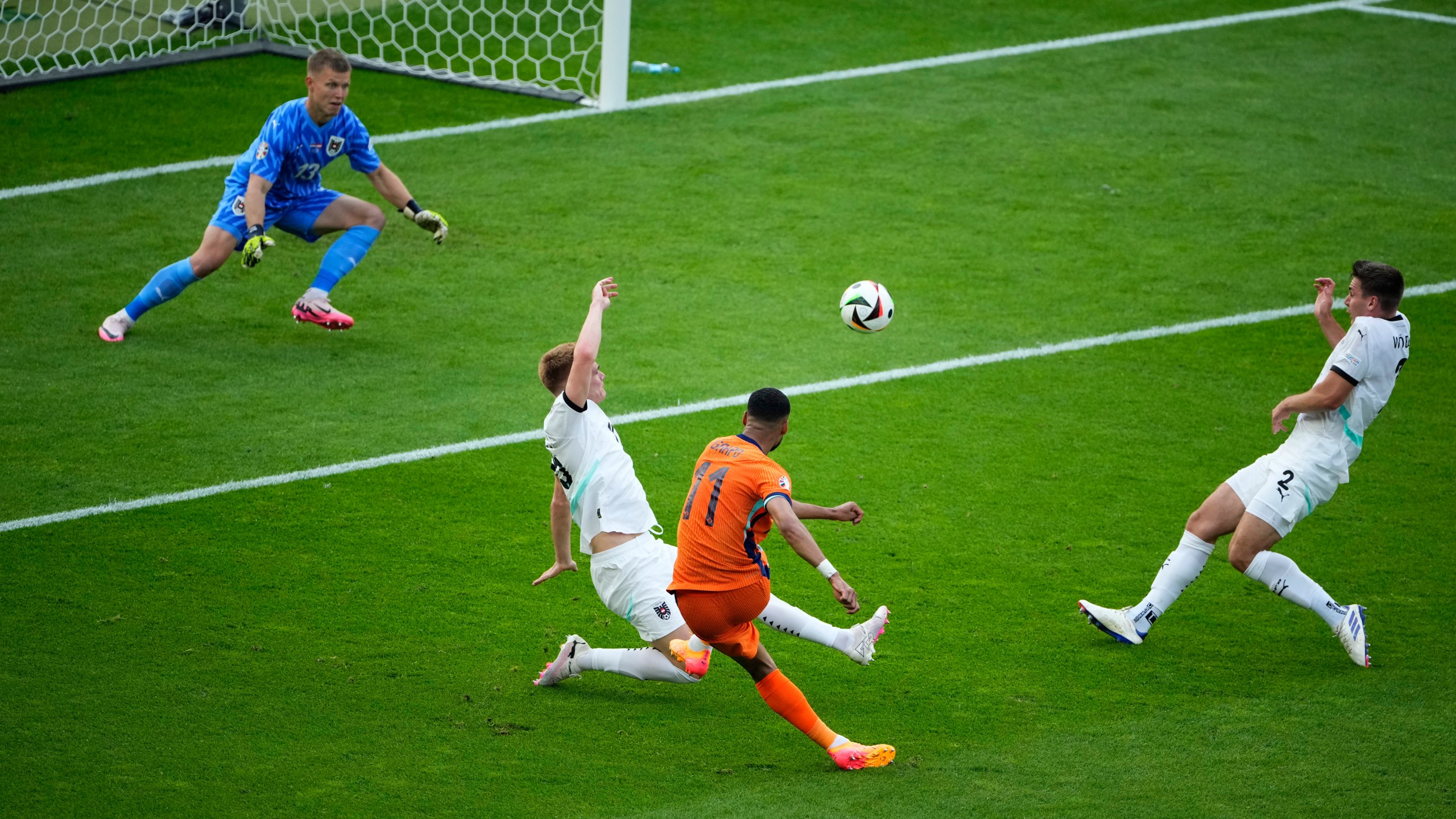 Cody Gakpo of the Netherlands, second right, scores his side's first goal during a Group D match between the Netherlands and Austria at the Euro 2024 soccer tournament in Berlin, Germany, Tuesday, June 25, 2024. (AP Photo/Petr David Josek)