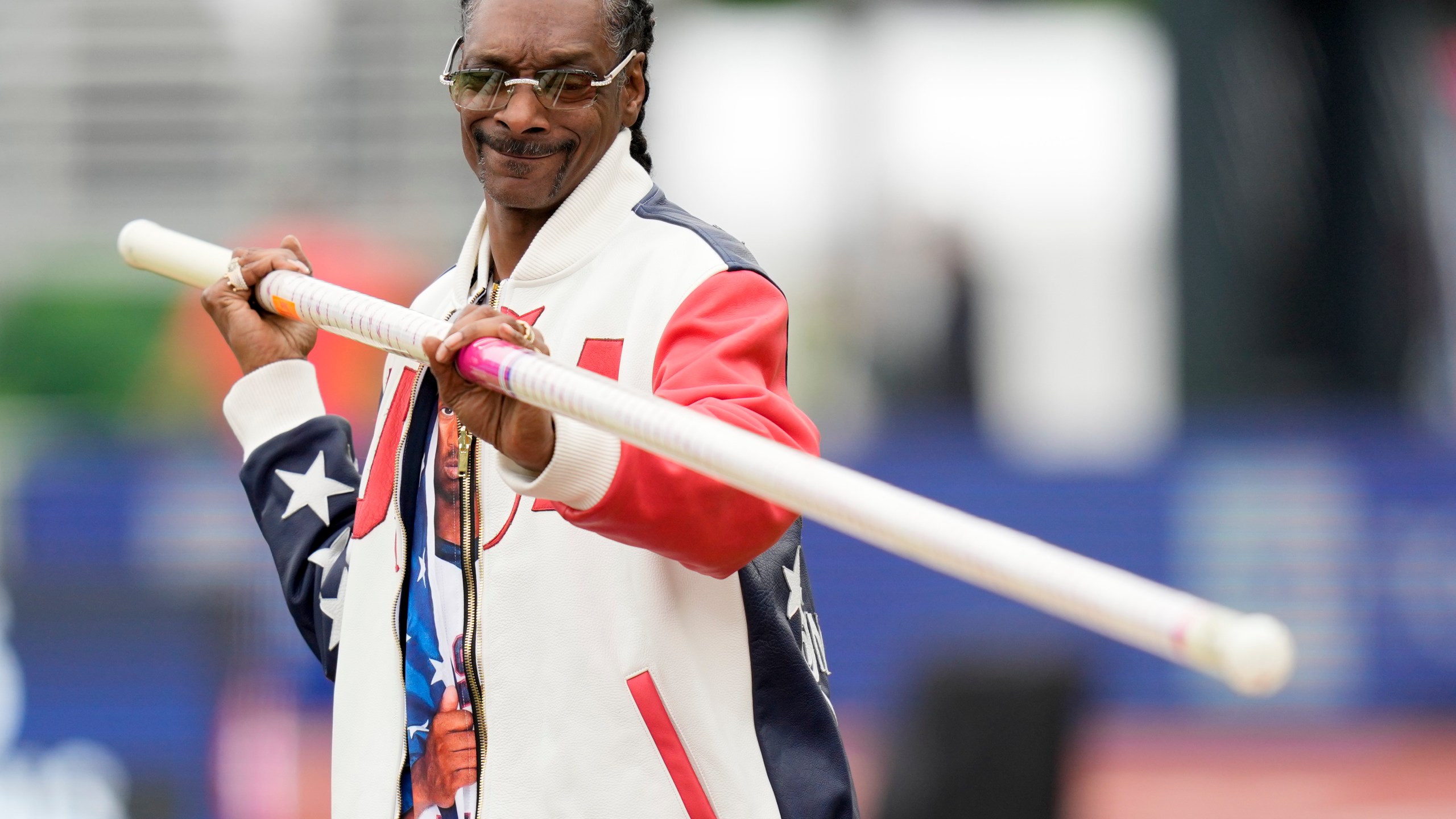 Play entertainer, Snoop Dogg gets a pole vault lesson during the U.S. Track and Field Olympic Team Trials Sunday, June 23, 2024, in Eugene, Ore. (AP Photo/Charlie Neibergall)