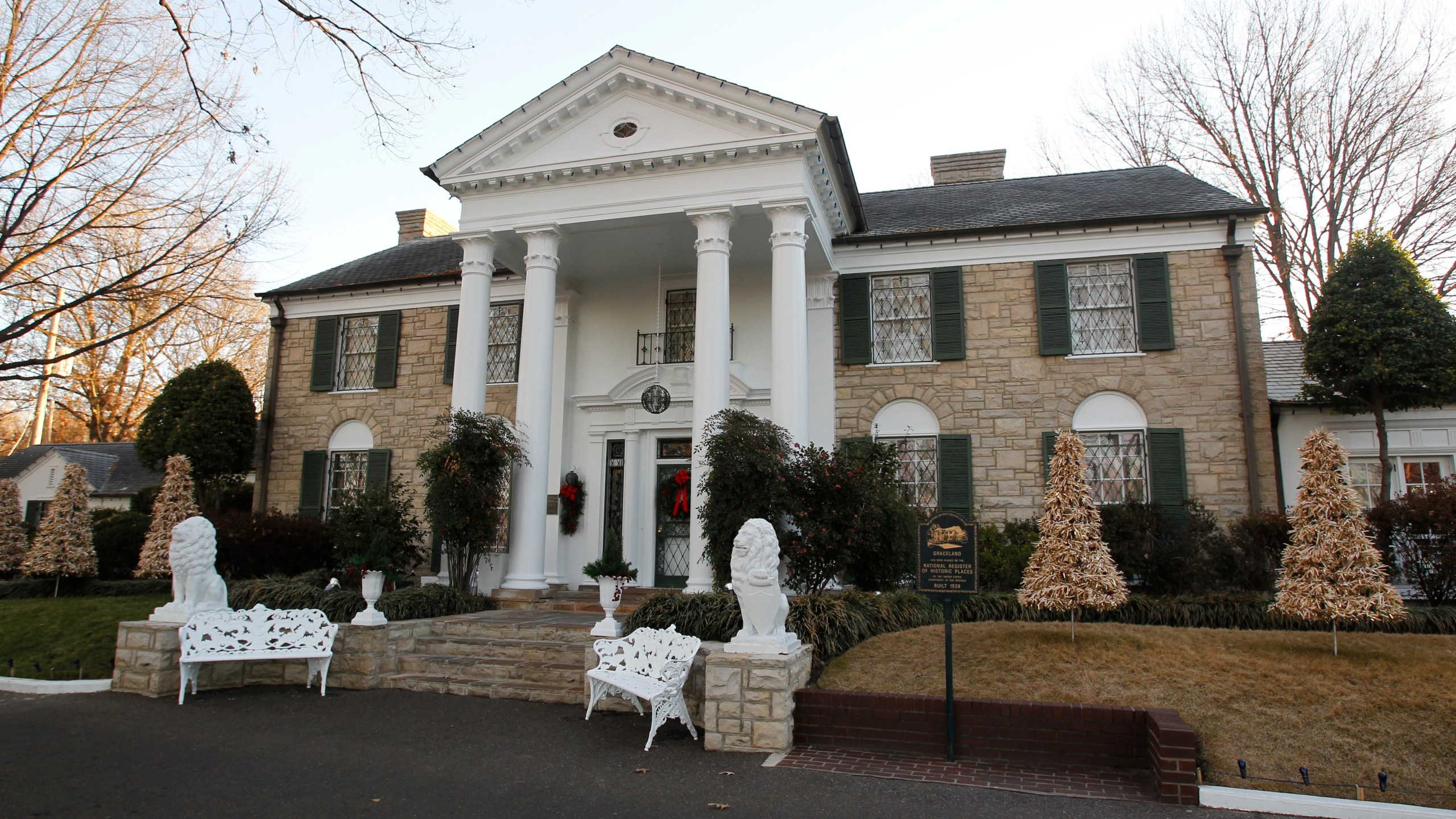 FILE - Graceland, Elvis Presley's home, is pictured, Jan. 7, 2011, in Memphis, Tenn. The Tennessee attorney general's office said Tuesday, June 25, 2024, that it has turned over its investigation into the failed sale of Presley’s home Graceland at a foreclosure auction to federal authorities, a newspaper reported. (AP Photo/Mark Humphrey, File)