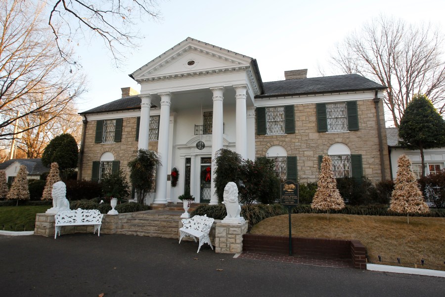 FILE - Graceland, Elvis Presley's home, is pictured, Jan. 7, 2011, in Memphis, Tenn. The Tennessee attorney general's office said Tuesday, June 25, 2024, that it has turned over its investigation into the failed sale of Presley’s home Graceland at a foreclosure auction to federal authorities, a newspaper reported. (AP Photo/Mark Humphrey, File)