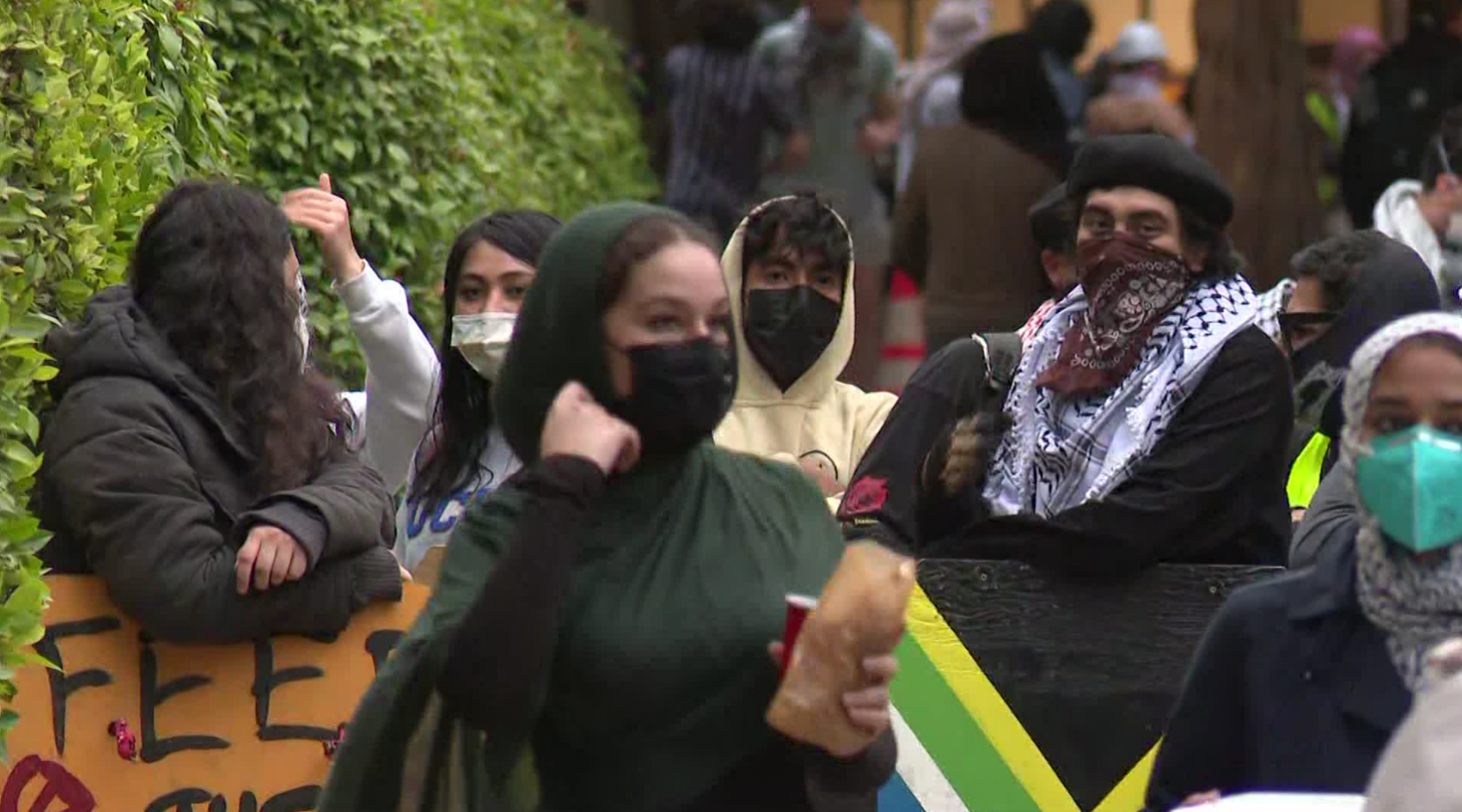 Police move in on pro-Palestinian demonstration at UCLA