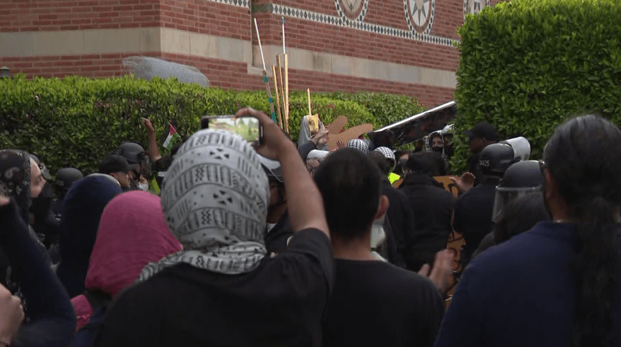 Police move in on pro-Palestinian demonstration at UCLA