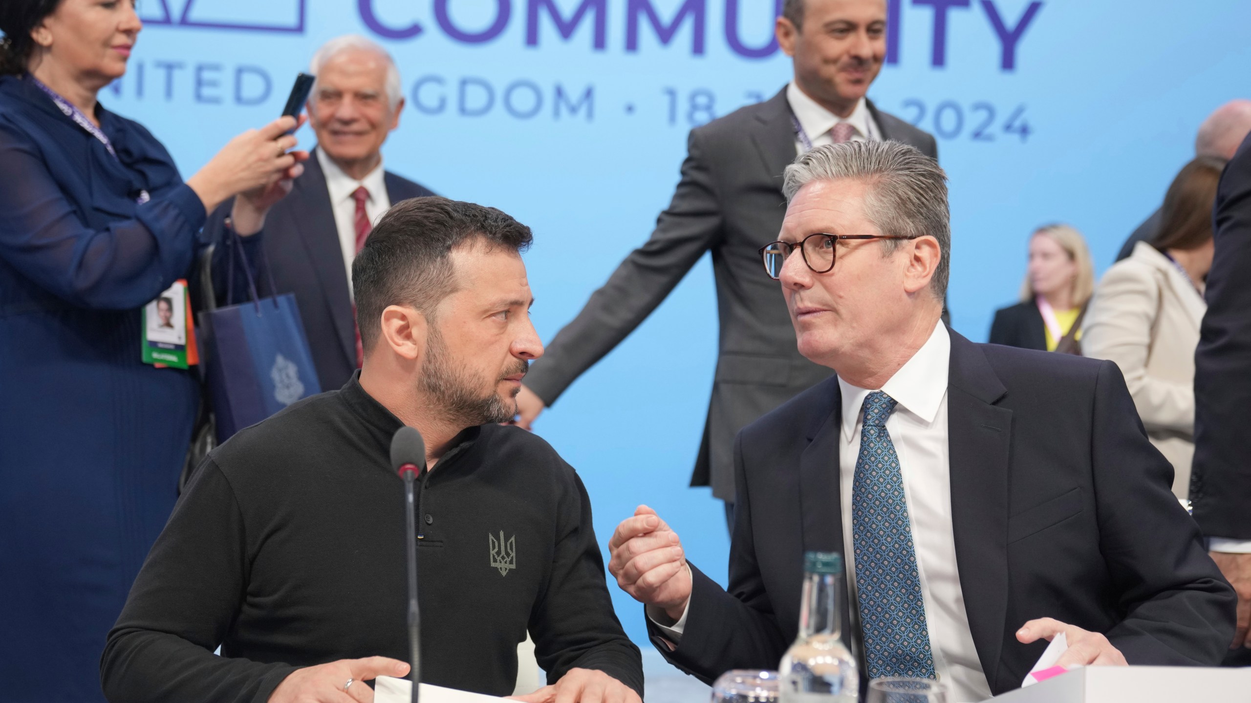 British Prime Minister Keir Starmer, right, gestures as he speaks with Ukrainian President Volodymyr Zelenskyy, left, before the start of the first plenary session at the European Political Community meeting in Blenheim Palace, Woodstock, England, Thursday, July 18, 2024. (AP Photo/Kin Cheung, Pool)