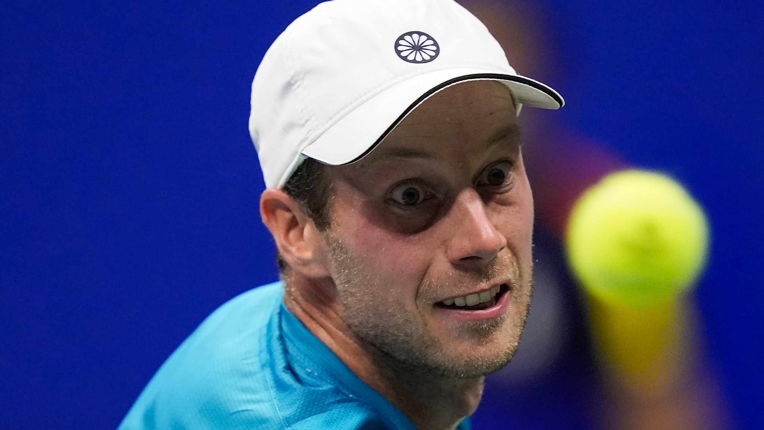 Botic van De Zandschulp, of the Netherlands, returns a shot to Carlos Alcaraz, of Spain, during the second round of the U.S. Open tennis championships, Thursday, Aug. 29, 2024, in New York. (AP Photo/Matt Rourke)